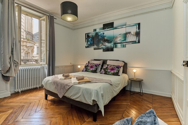 3 slaapkamers, een strijkplank/strijkijzer, internet, beddengoed