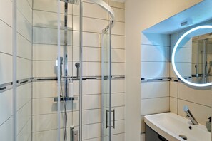 Doccia, asciugacapelli, asciugamani, sapone