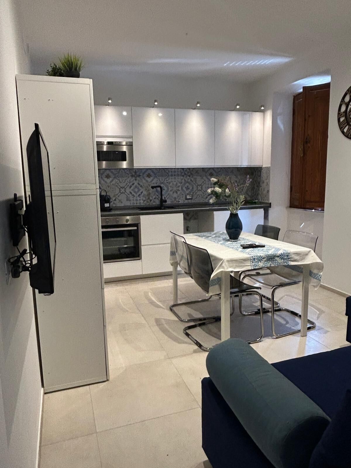 Een microgolfoven, een oven