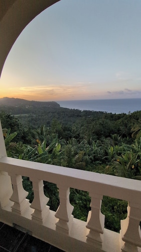Beautiful 3-bedroom house with Oceanview in Hope Bay and AC
