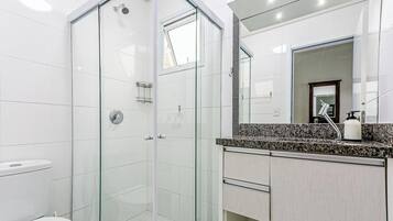 Apartamento básico | Banheiro | Produtos de toalete grátis