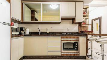Basic Apartment | Private kitchen | Cookware/dishes/utensils