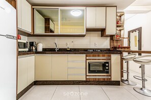 Appartement | Cuisine privée | Batterie de cuisine, vaisselle et ustensiles