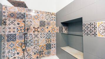 Shower, hair dryer, bidet, towels