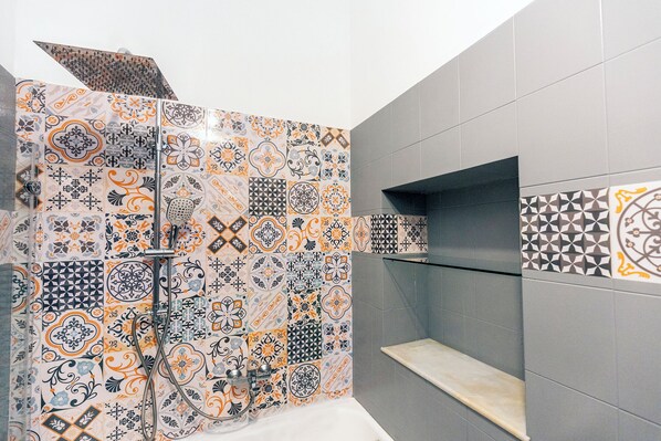 Dusche, Haartrockner, Bidet, Handtücher