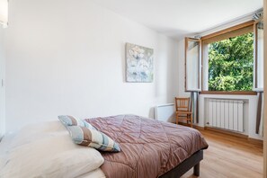 2 bedrooms, iron/ironing board, free WiFi