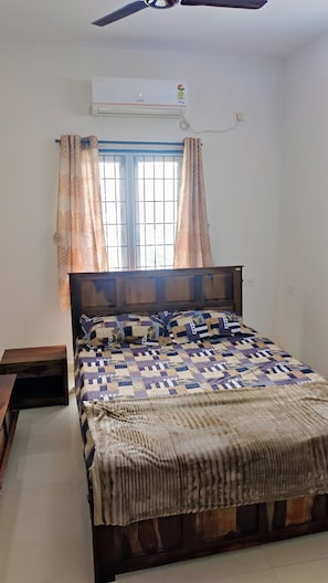 Iron/ironing board, Internet, bed sheets