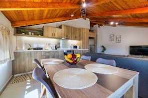 Classic Apartment, Balcony | Private kitchen | Microwave, stovetop, espresso maker, electric kettle - Ionian Serenity House (Zakynthos)