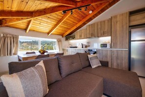 Classic-Apartment, Balkon | Wohnbereich | Flachbildfernseher