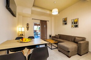 Comfort-Apartment, Stadtblick | Wohnbereich | Flachbildfernseher