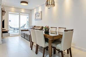 Basic Apartment | Dining