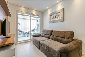 Apartamento básico | Área de estar | TV