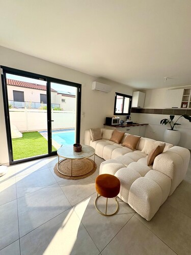 Belle chambre dans villa neuve avec piscine