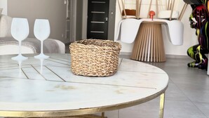 A round dining table with a woven basket and two wine glasses. - Beautiful room in new villa with swimming pool (Perpignan)