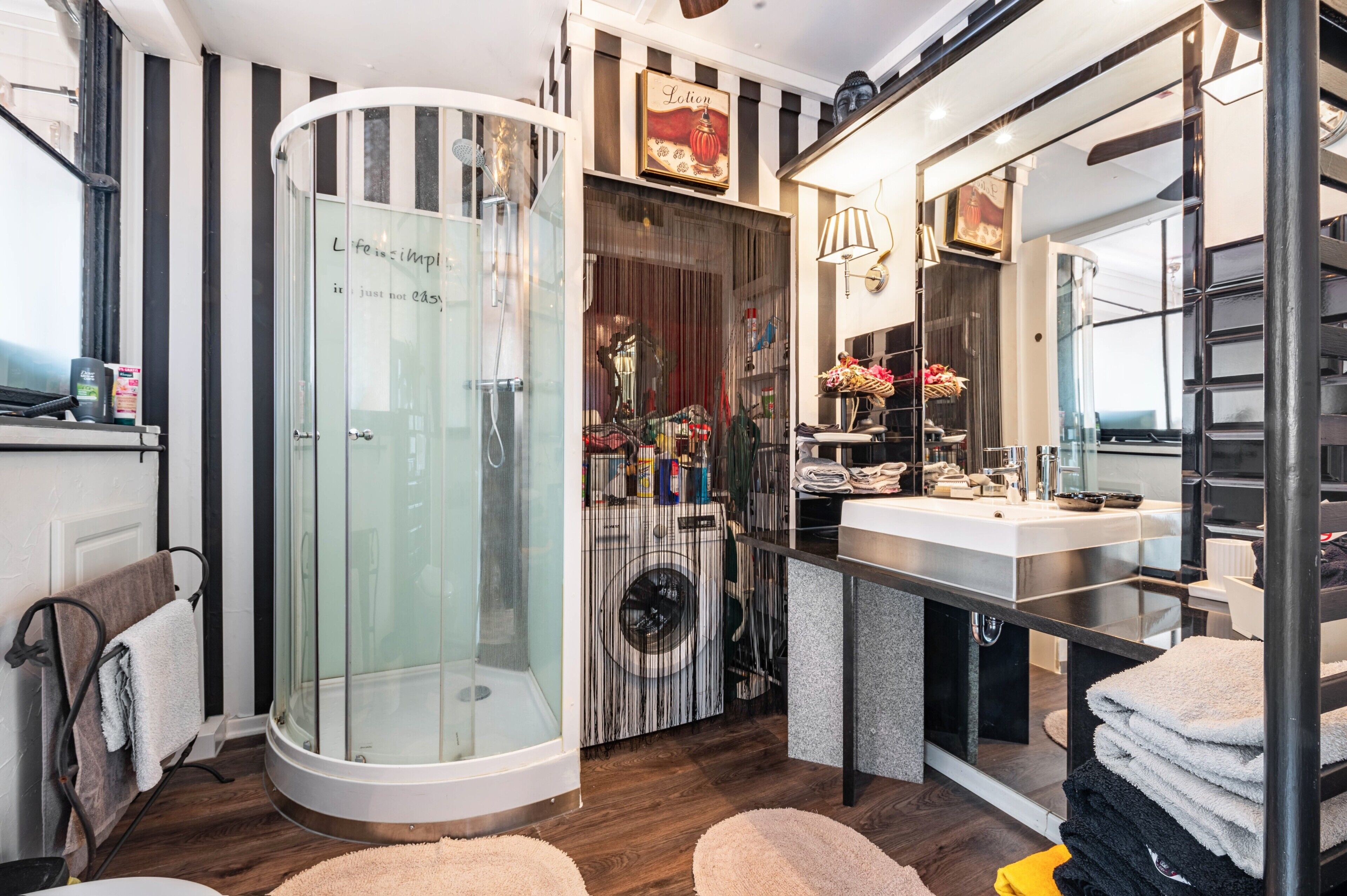 Douche, séchoir à cheveux, serviettes fournies