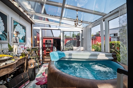 Outdoor spa tub. Apartment 'Kleine Oase Stuhr im Container E G' with Shared Terrace, Garden & Wi-Fi