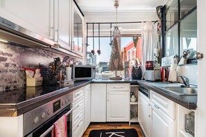 Jääkaappi, mikroaaltouuni, uuni, liesi