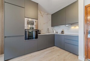 Geladeira, micro-ondas, fogão, cooktop