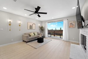 TV, fireplace - Ocean View 2-bedroom Luxury apartment with AC in San Diego (San Diego)
