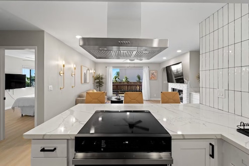 Ocean View 2-bedroom Luxury apartment with AC in San Diego