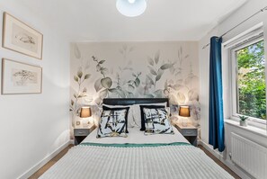 2 bedrooms, iron/ironing board, Internet, bed sheets - Sleek York Getaway - Pool Table - Free Parking (York)