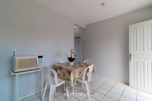 Basic Apartment | Dining
