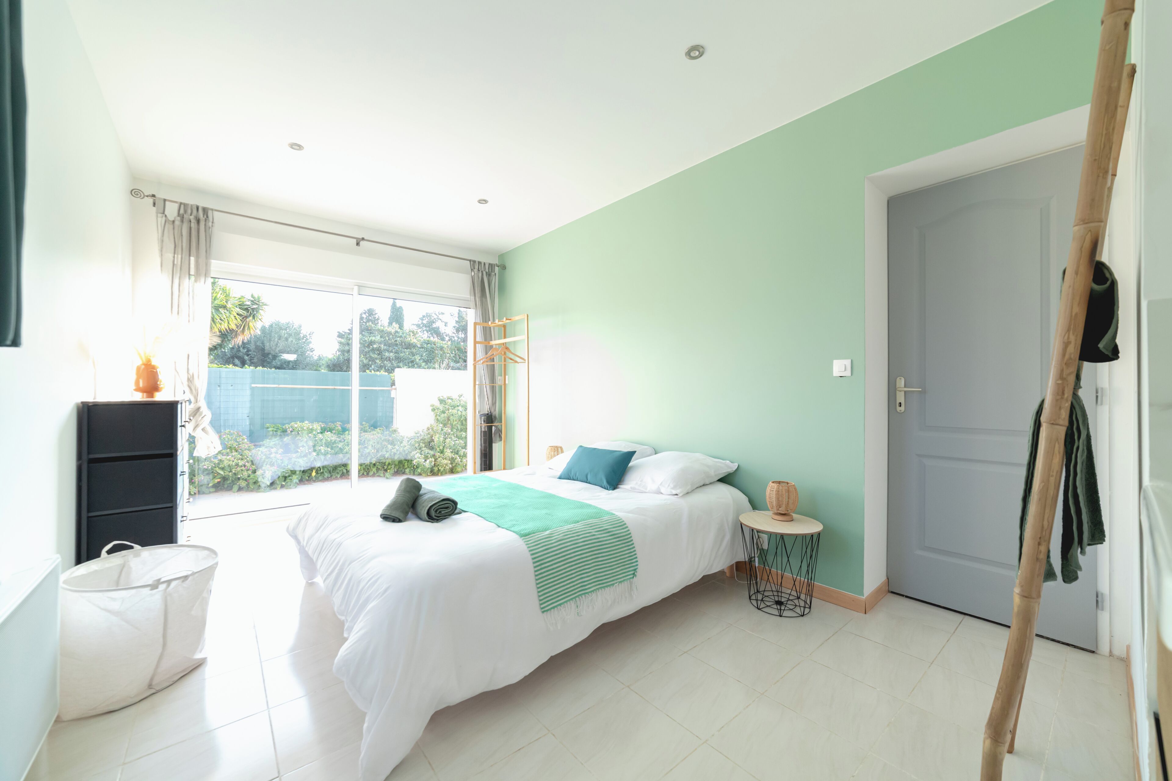 5 間睡房、書桌、熨斗/熨衫板、可攜式嬰兒床