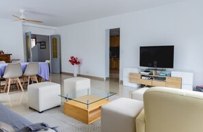 تلفزيون ذكي، مشغل دي في دي، تنس طاولة، كُتُب