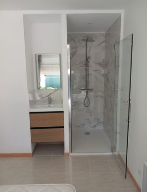 Shower, hair dryer - ENSOLEILLÉE VILLA for 4 to 12 PEOPLE WITH SWIMMING POOL AND GARDEN (Millas)