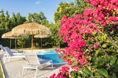 PARENTHESE ENSOLEILLÉE Villa pour 10 à 12 Personnes avec piscine, grand jardin