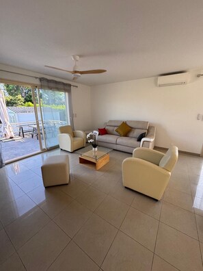 Smart TV, DVD player, ping pong, books - ENSOLEILLÉE VILLA for 4 to 12 PEOPLE WITH SWIMMING POOL AND GARDEN (Millas)