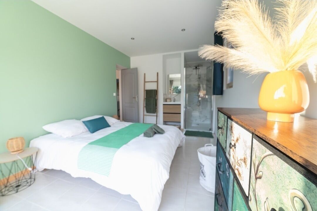 5 bedrooms, desk, iron/ironing board, travel cot