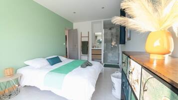 5 bedrooms, desk, iron/ironing board, travel cot