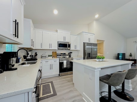 Fridge, microwave, oven, stovetop. Brand New 3BR, 2BA, Sleeps 6, Near Key Sights