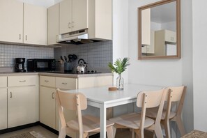 Refrigerador, microondas, cafetera y tetera y tostadora 
