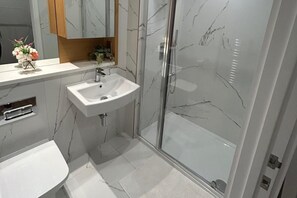 Douche, sèche-cheveux, serviettes fournies