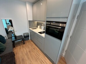 Fridge, microwave, oven, stovetop - 2 Bed Apartment Sleeps 4 With Garden View, London (London)