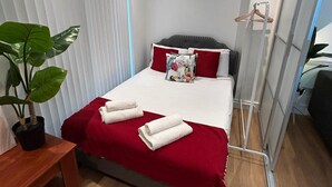 Iron/ironing board, free WiFi - 2 Bed Apartment Sleeps 4 With Garden View, London (London)