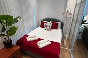 Iron/ironing board, free WiFi - 2 Bed Apartment Sleeps 4 With Garden View, London (London)