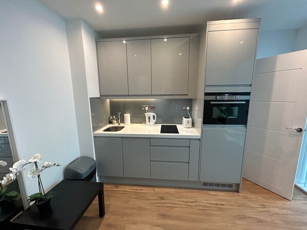 Fridge, microwave, oven, stovetop - 2 Bed Apartment Sleeps 4 With Garden View, London (London)