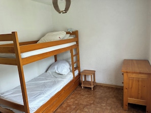 1 chambre, fer et planche à repasser, lit parapluie, draps fournis