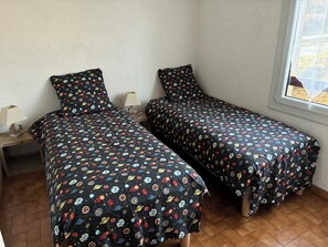 1 sovrum, strykjärn/strykbräda, resesäng och sängkläder