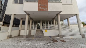 Un bâtiment sur lequel on peut lire l’inscription « Solar da Cachoeira 2108 », avec un escalier menant à l’entrée.