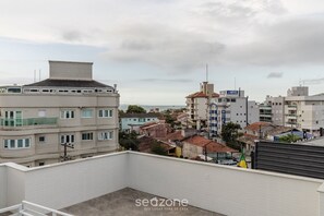 Un hotel con techo plano, varios pisos y un cartel que indica que es un hotel.