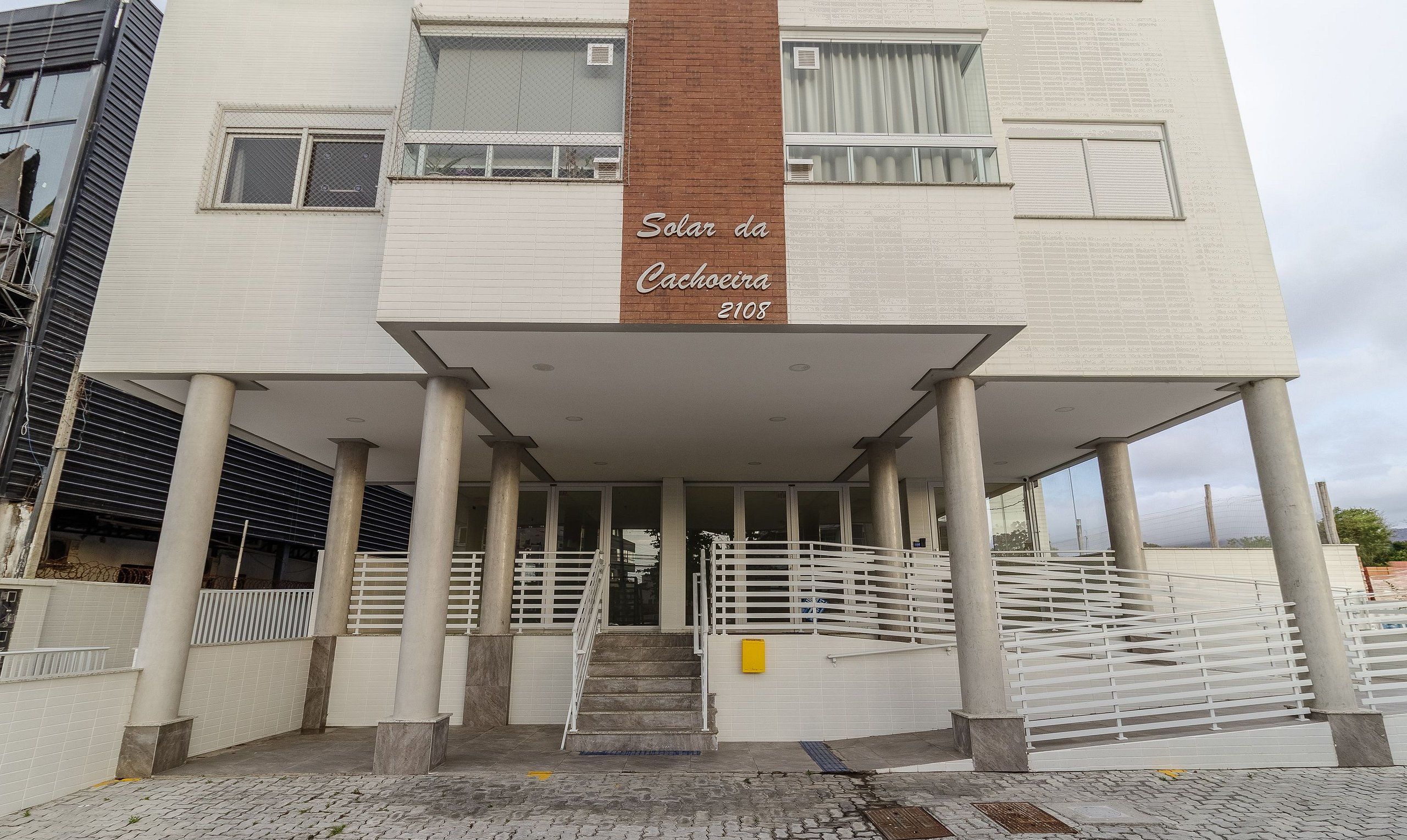 Un edificio con un letrero que dice "Solar da Cachoeira 2108" y una escalera que lleva a la entrada.