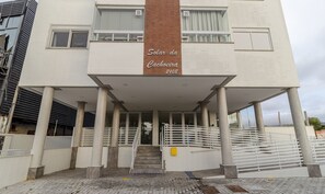 A building with a sign reading "Solar da Cachoeira 2108" and a staircase leading to the entrance. - Apt With Barbecue 280m From the Beach Rsc0102 (Florianópolis)