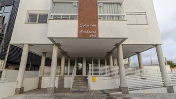 Un edificio con un letrero que dice "Solar da Cachoeira 2108" y una escalera que lleva a la entrada.