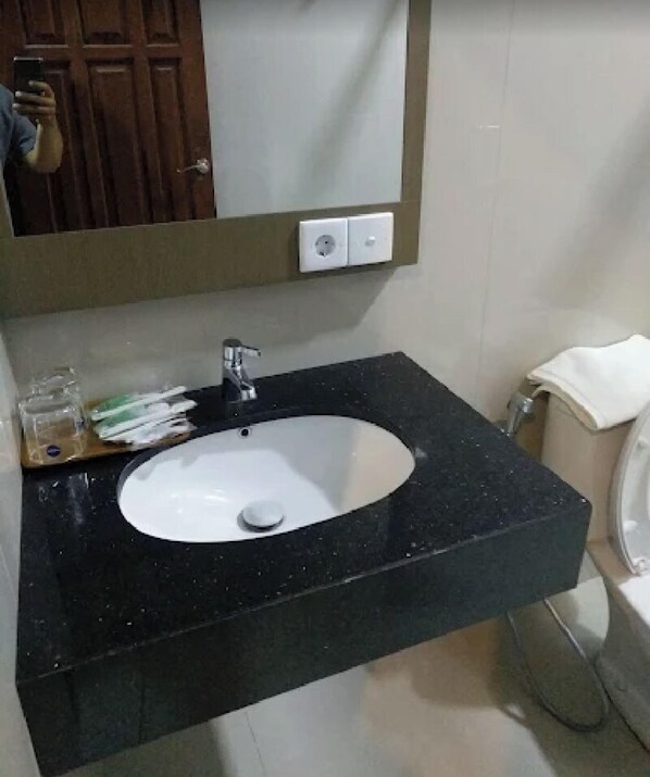 Een douche, handdoeken