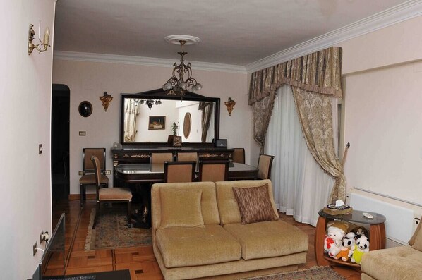 Living area - 3 bd apt in the heart of maadi! (Cairo Governorate)