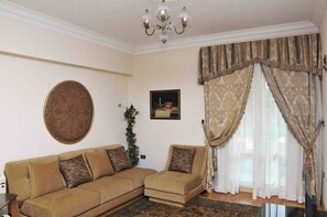 Living area - 3 bd apt in the heart of maadi! (Cairo Governorate)